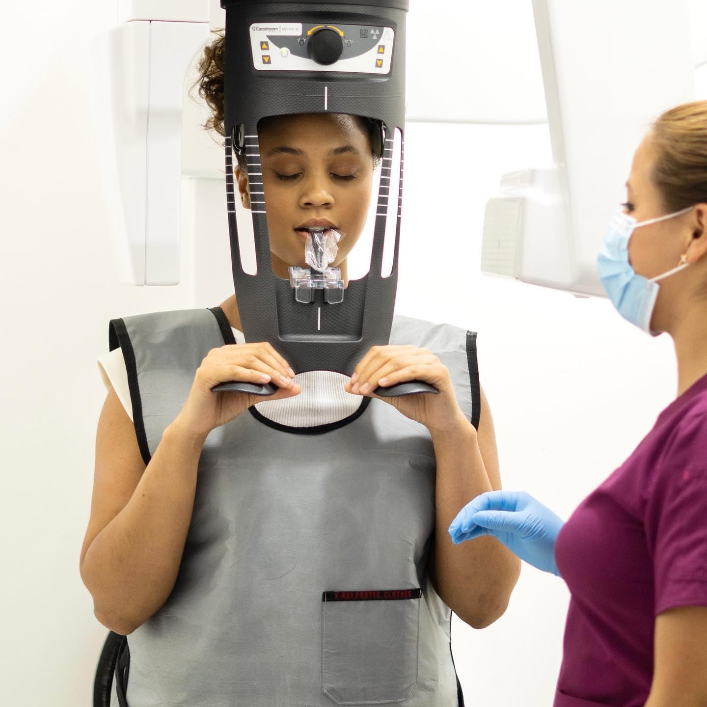 Paciente durante una radiografía dental antes de valorar dolor de muela