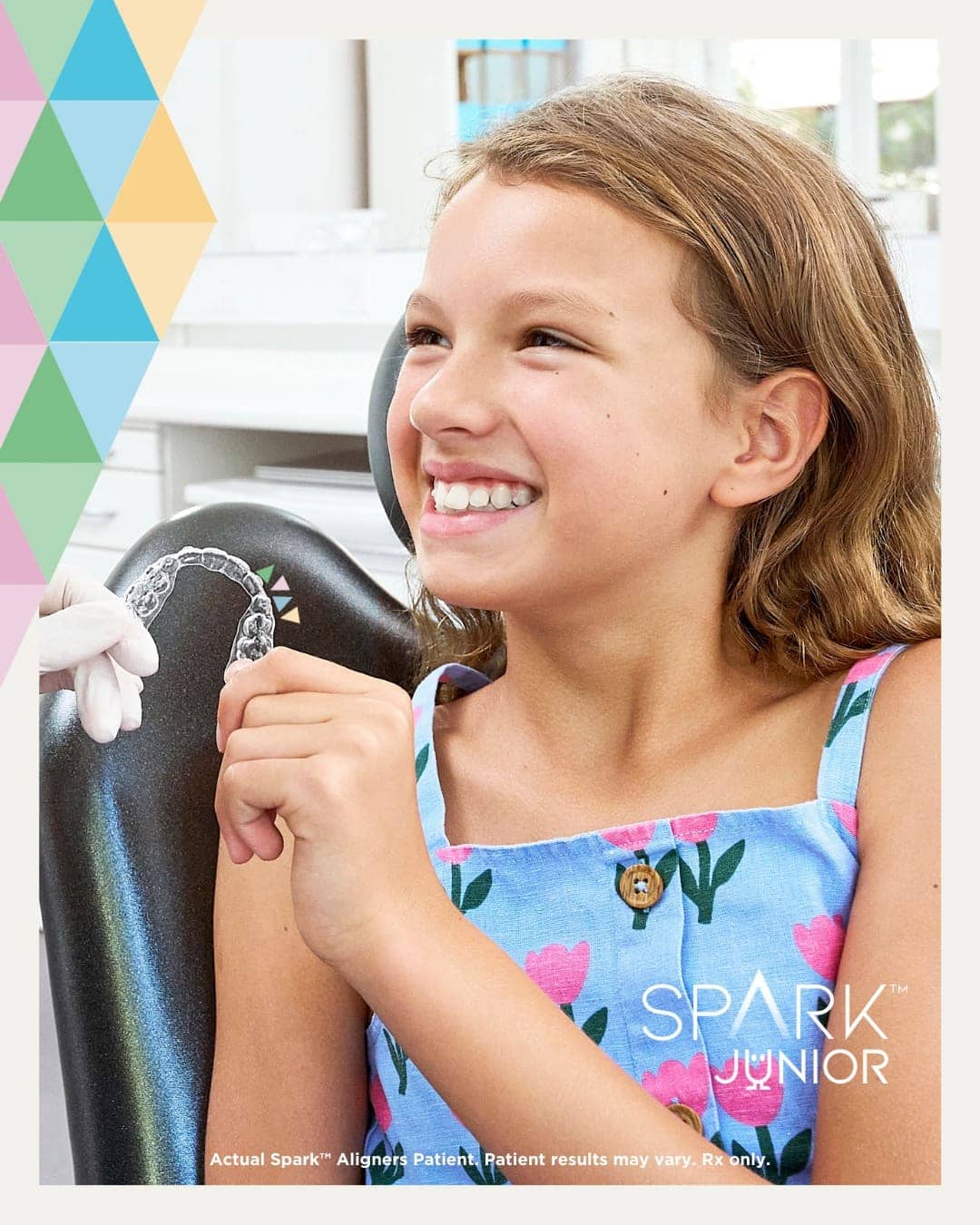 Detalle de brackets metálicos para ortodoncia en adultos