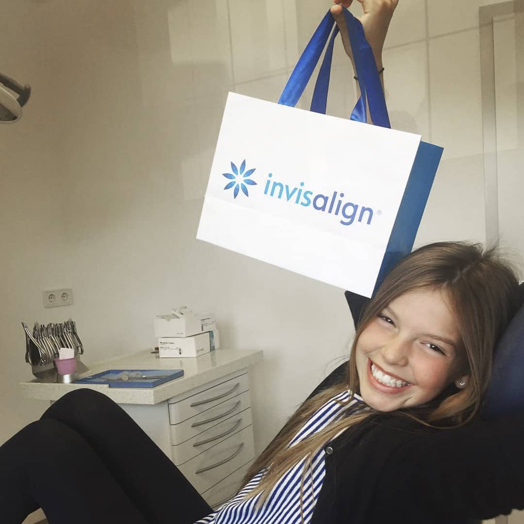 Alineadores Invisalign transparentes para adultos en Clínica Doctores Romero