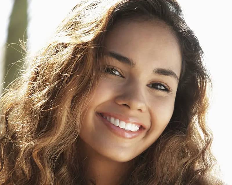 Sonrisa limpia y luminosa tras una higiene dental profesional
