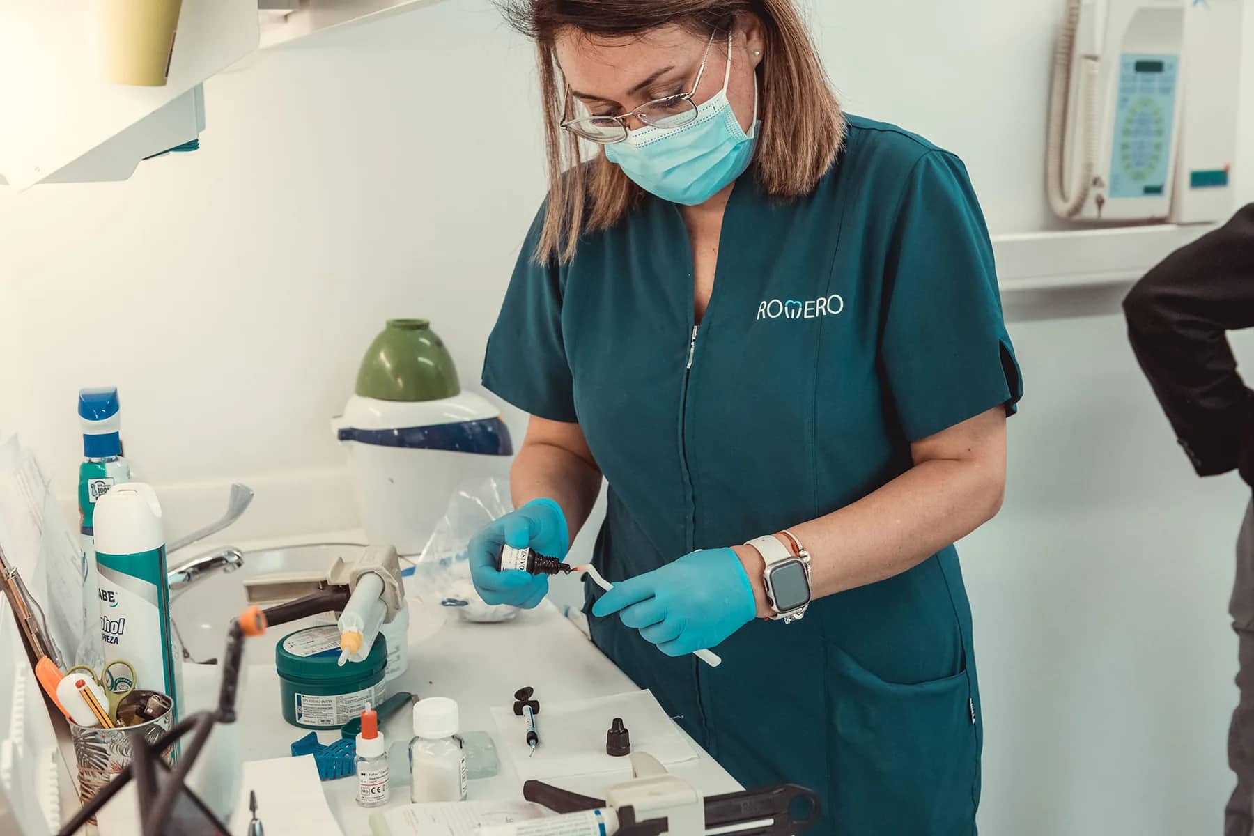 Paciente sonriendo para elegir mejor dentista en Madrid