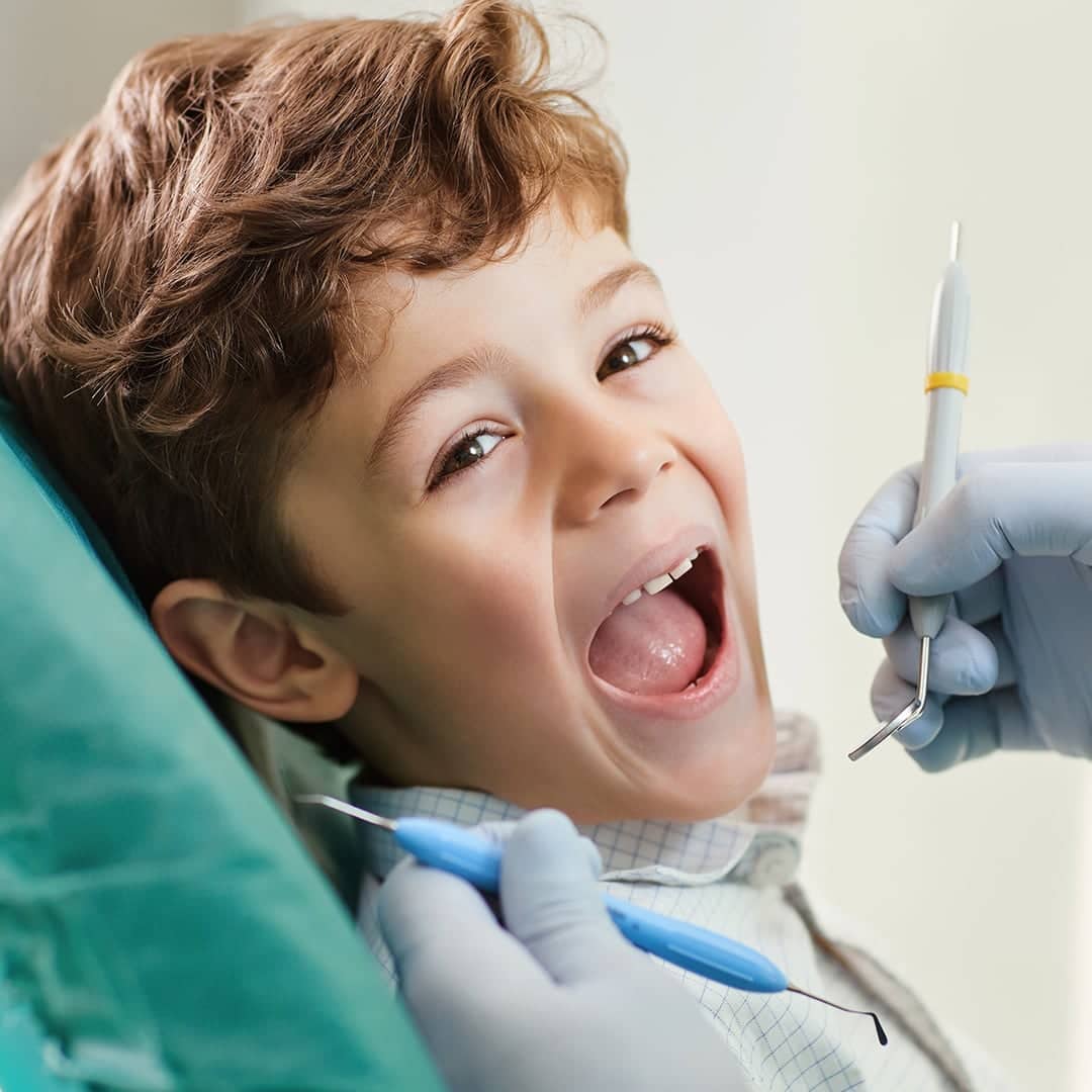 Paciente joven sonriendo para explicar cuándo empezar ortodoncia infantil