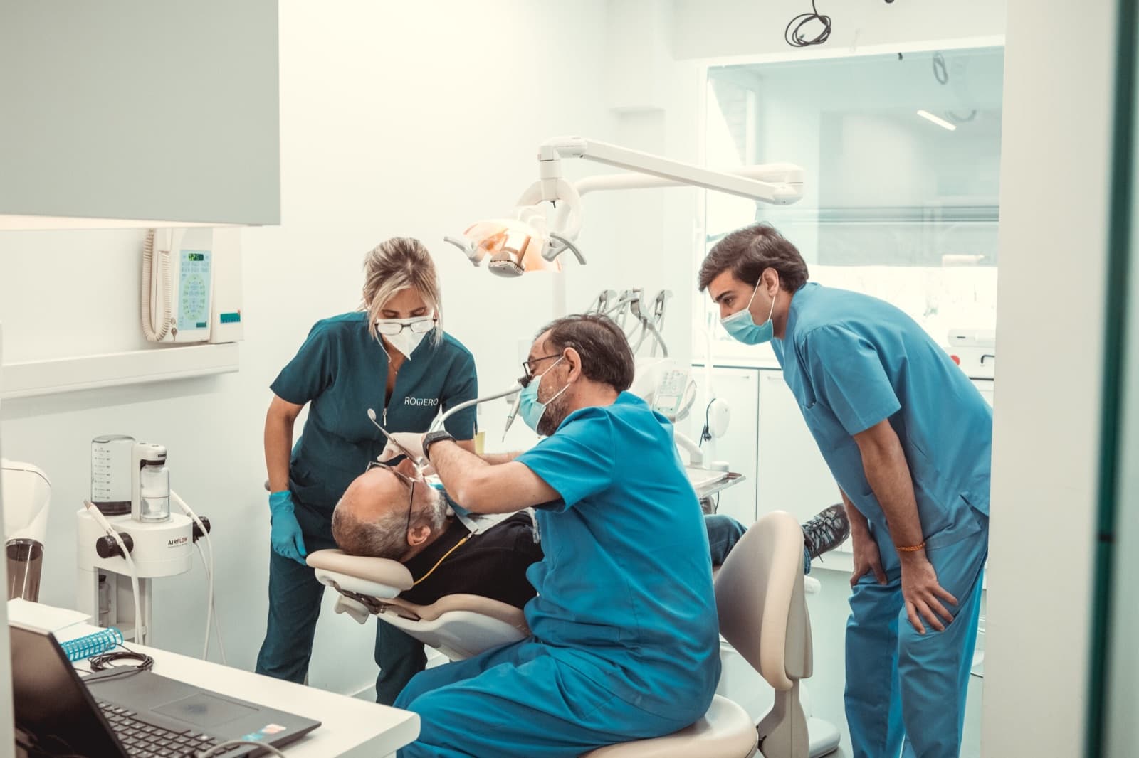 Equipo de Clínica Doctores Romero atendiendo a un paciente en gabinete