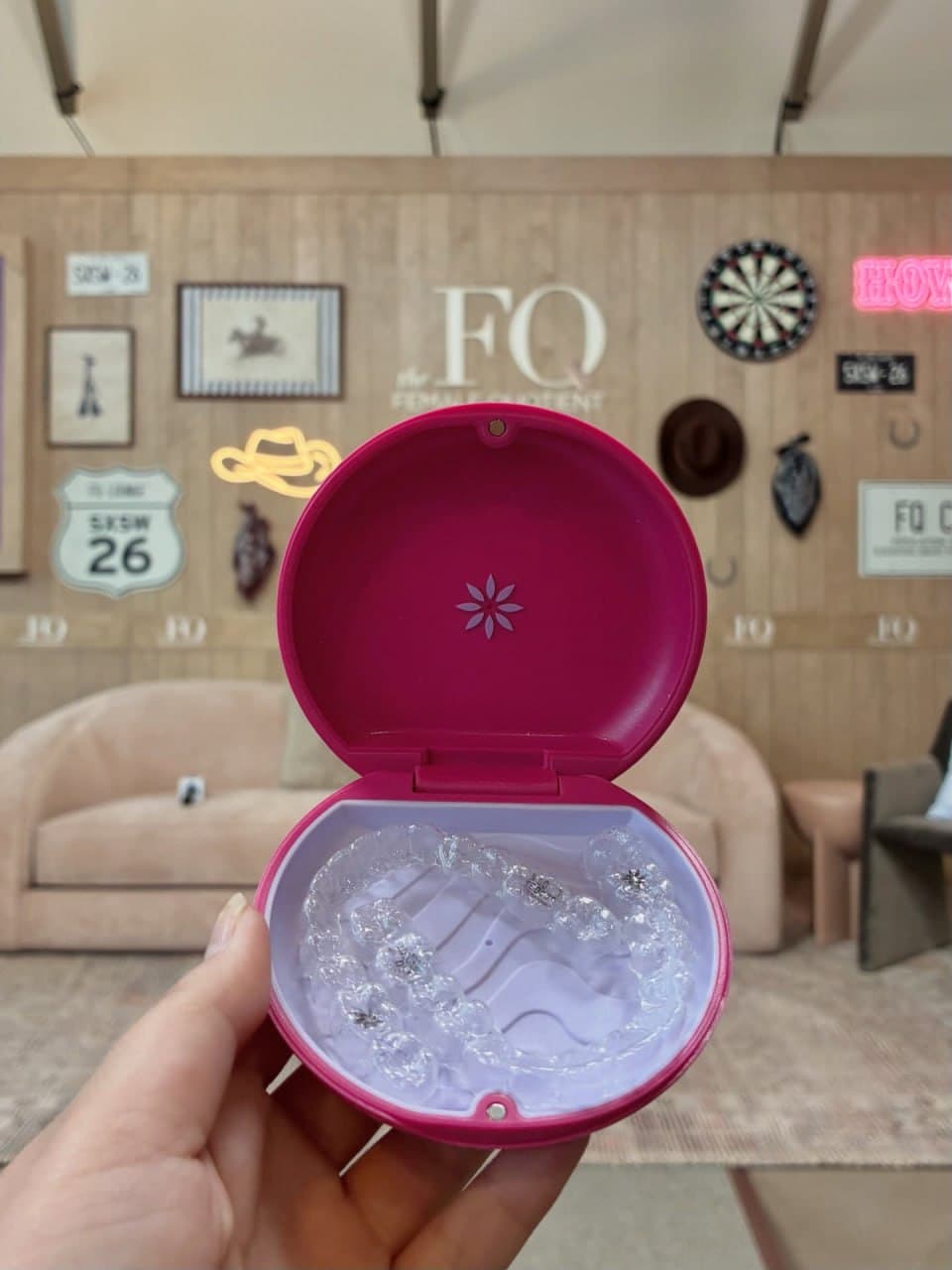 Alineadores Invisalign preparados para seguimiento en clínica
