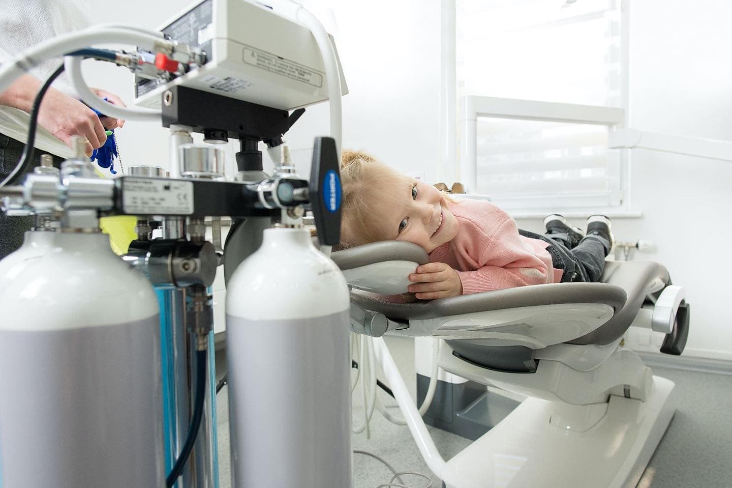 Niña tranquila durante una revisión infantil de crecimiento oral