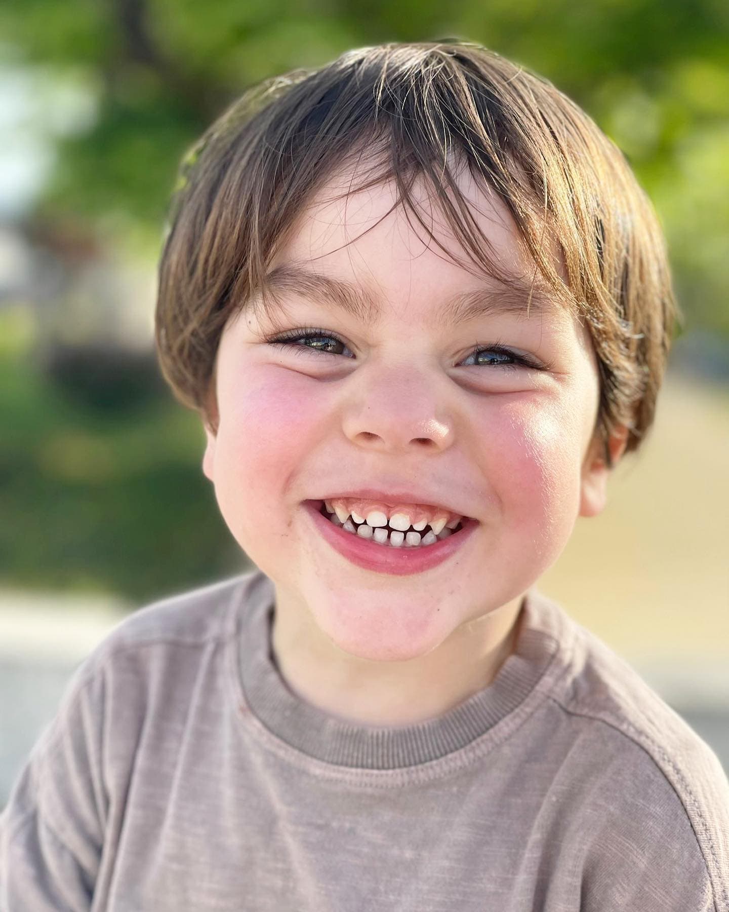 Niño sonriendo durante una etapa de crecimiento dental