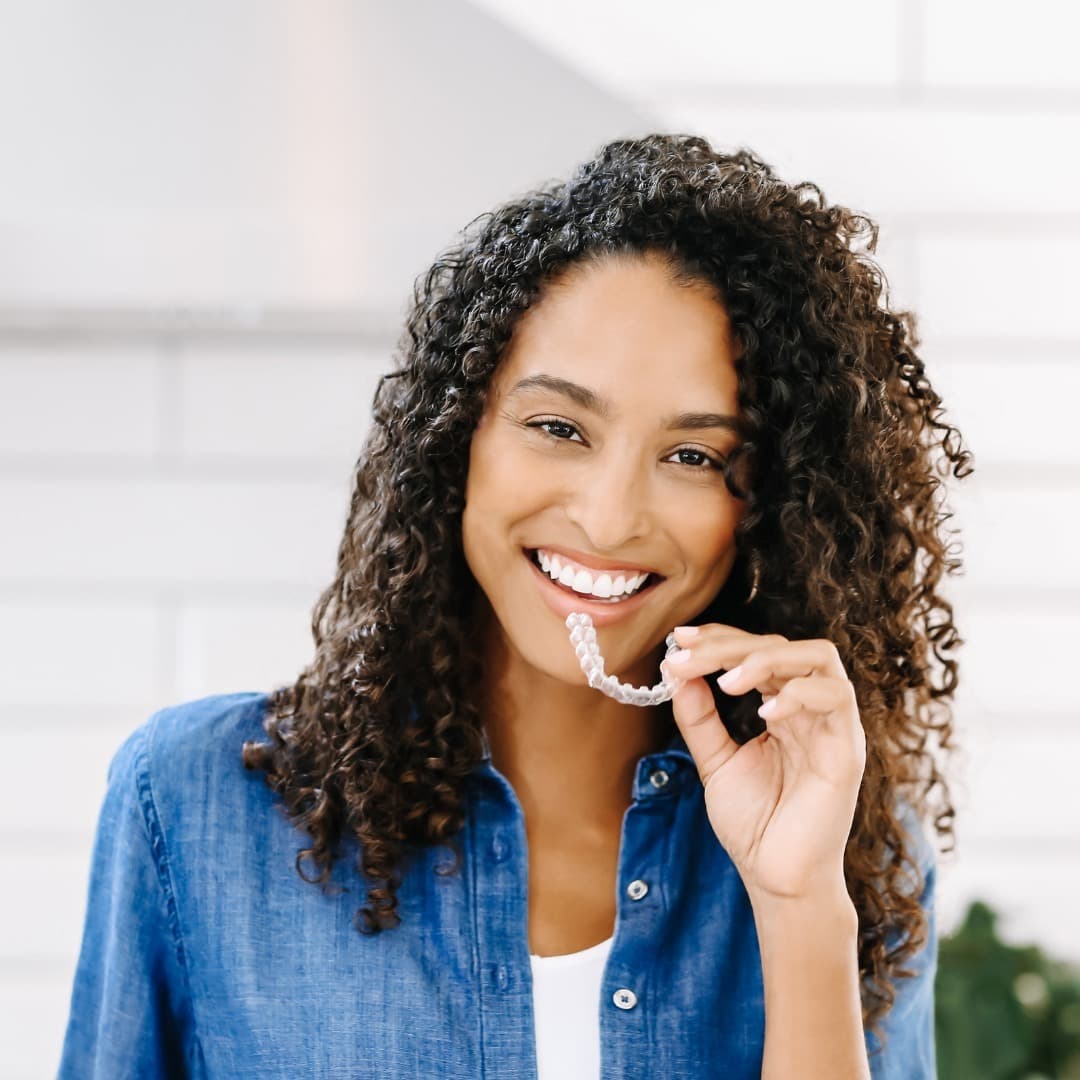 Sonrisa con alineador transparente Invisalign