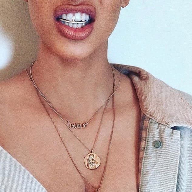 Paciente sonriendo en una valoración de odontología general