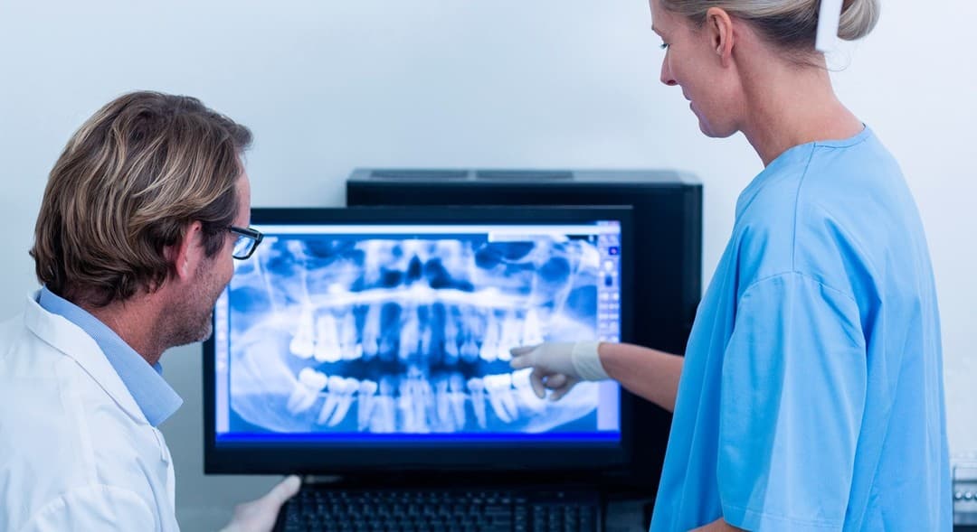 Diagnóstico dental con radiografía panorámica antes de decidir tratamiento