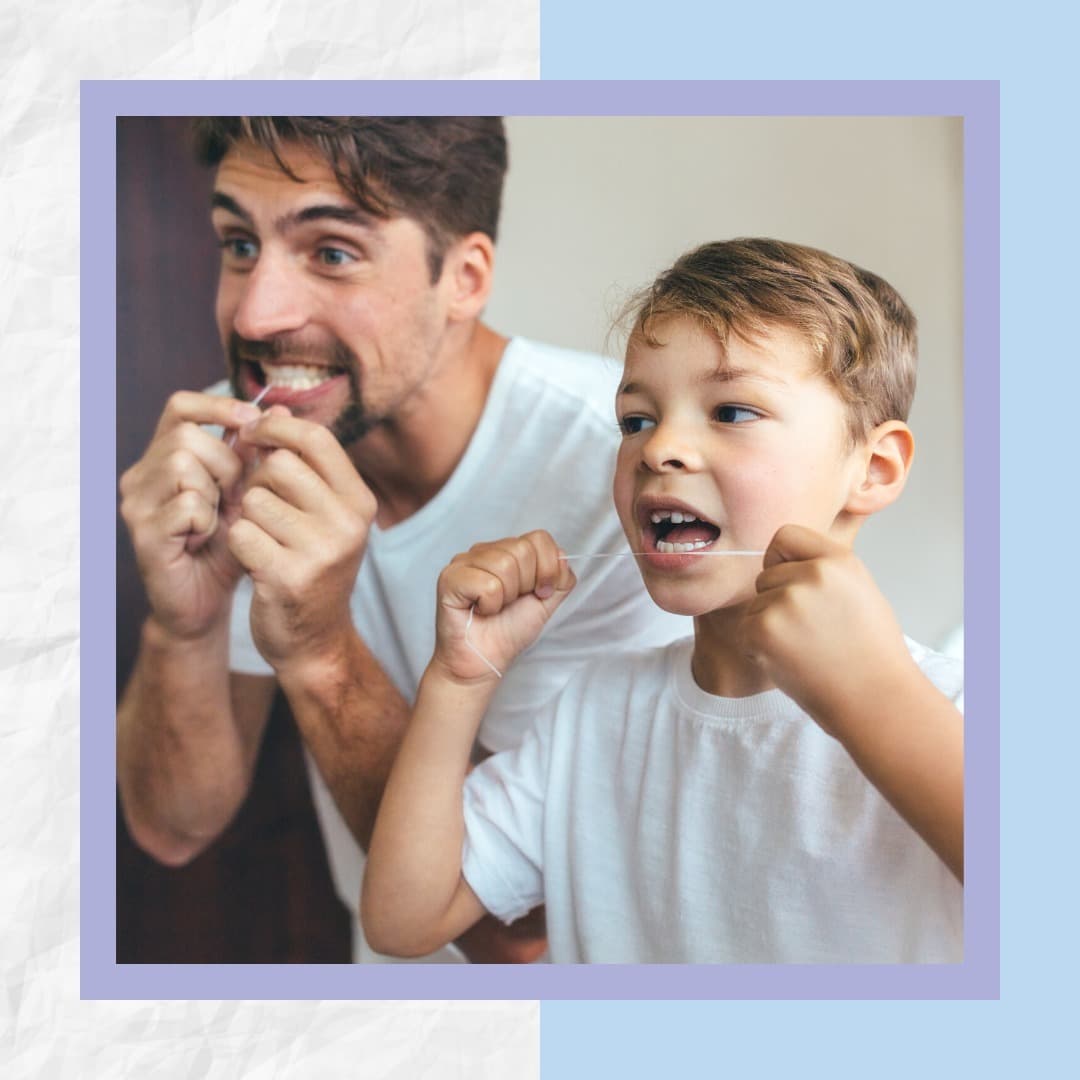 Padre e hijo aprendiendo higiene dental durante la infancia