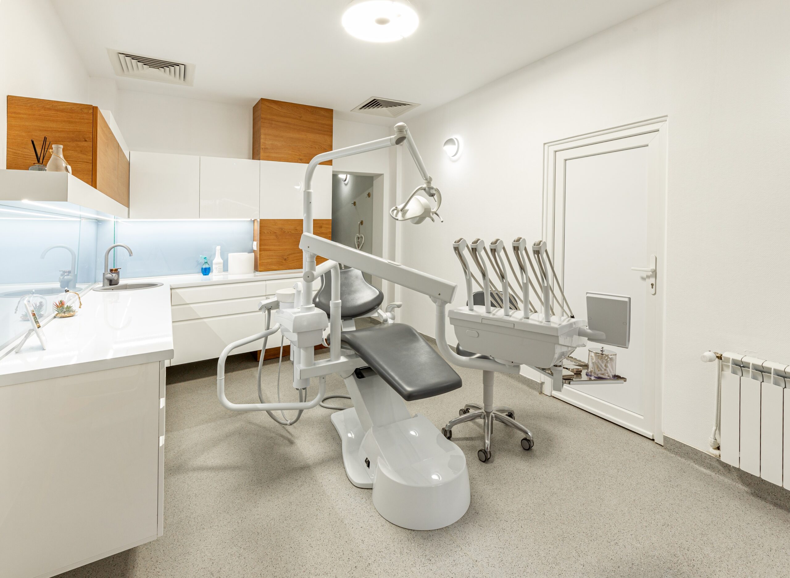 stomatology-interior-of-dental-clinic-2021-08-29-21-06-15-utc - Clínicas Doctores Romero