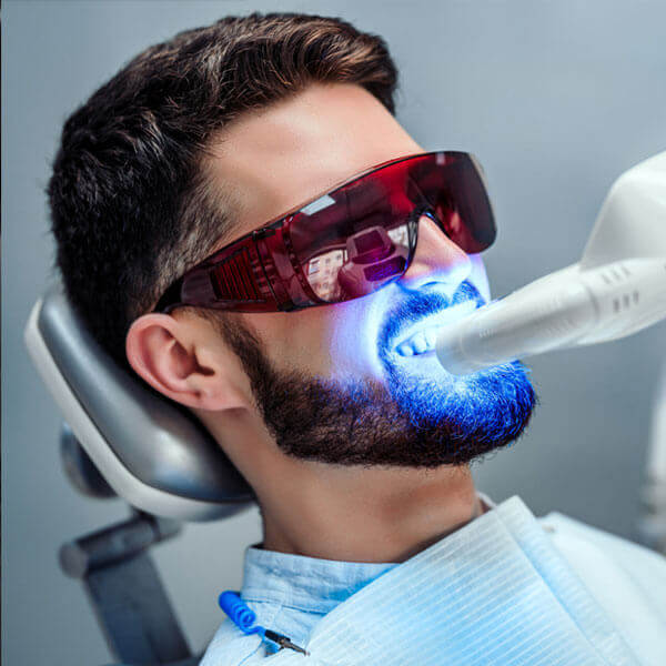 Blanqueamiento dental LED en Clínica Doctores Romero Madrid