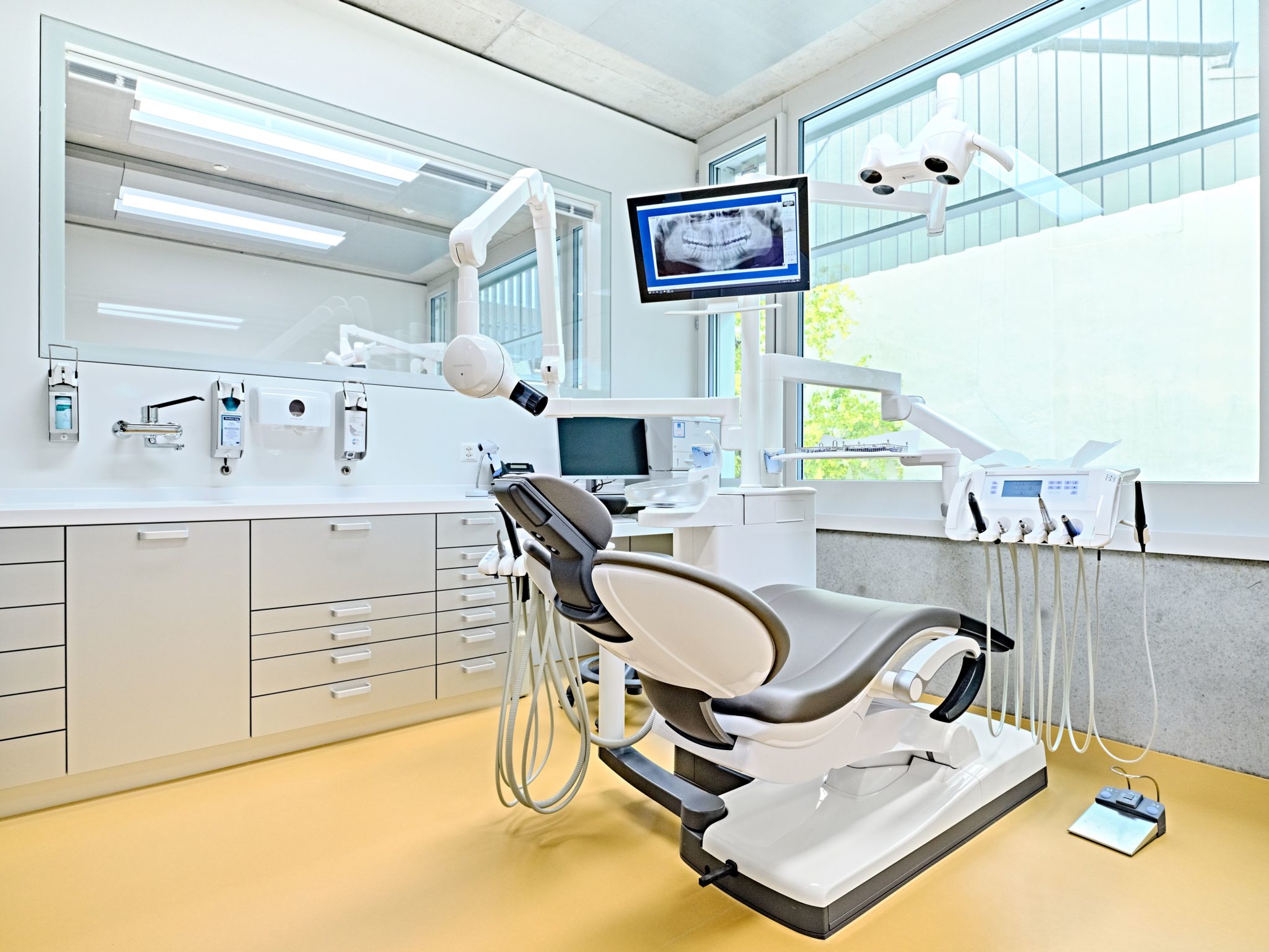 Sala de periodoncia equipada - Clínica Doctores Romero